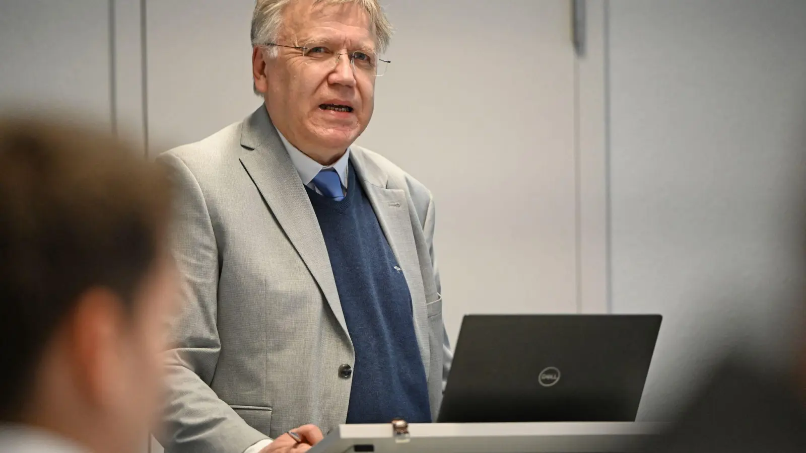 In einem Wahlkreis in Spandau ist das Ergebnis bei einer Nachzählung nach Angaben von Landeswahlleiter Stephan Bröchler noch geändert worden.  (Foto: Marvin Zubrod/dpa)