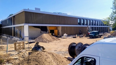 Schlussspurt am Neubau der Realschule Heilsbronn. Mit dem Schuljahresbeginn am 16. September wird die Hälfte der Klassen in das moderne Gebäude einziehen.  (Foto: Eckard Dürr)