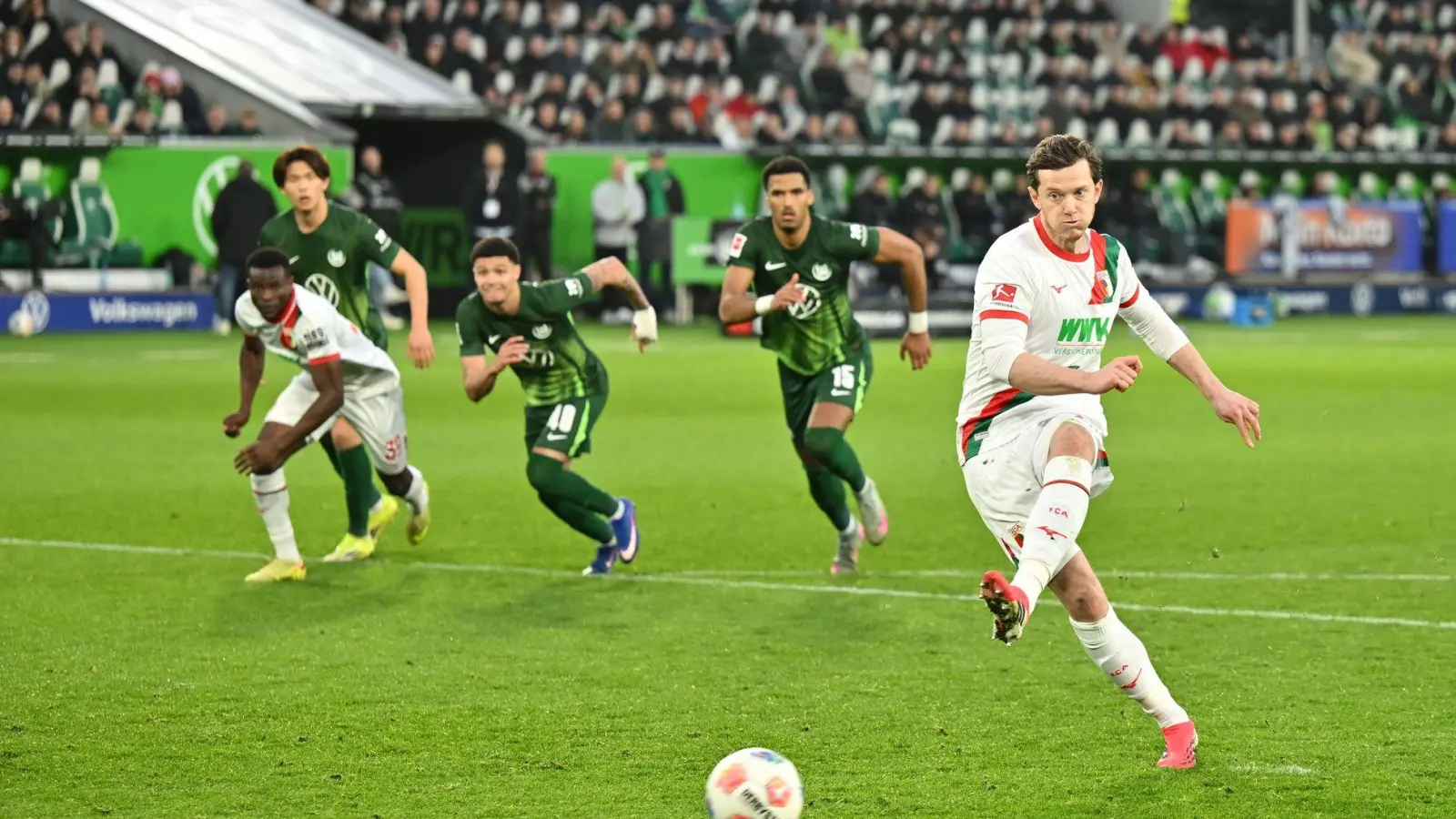 Die Wende zugunsten des FC Augsburg: Michael Gregoritsch verwandelt einen Handelfmeter (Foto: Swen Pförtner/dpa)