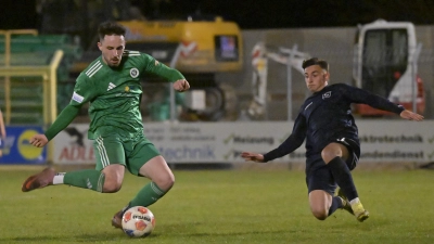 Der Schuss ins Glück: Dino Nuhanovic erzielt hier das 1:0 für Ansbach gegen die SpVgg Unterhaching. (Foto: Martin Rügner)