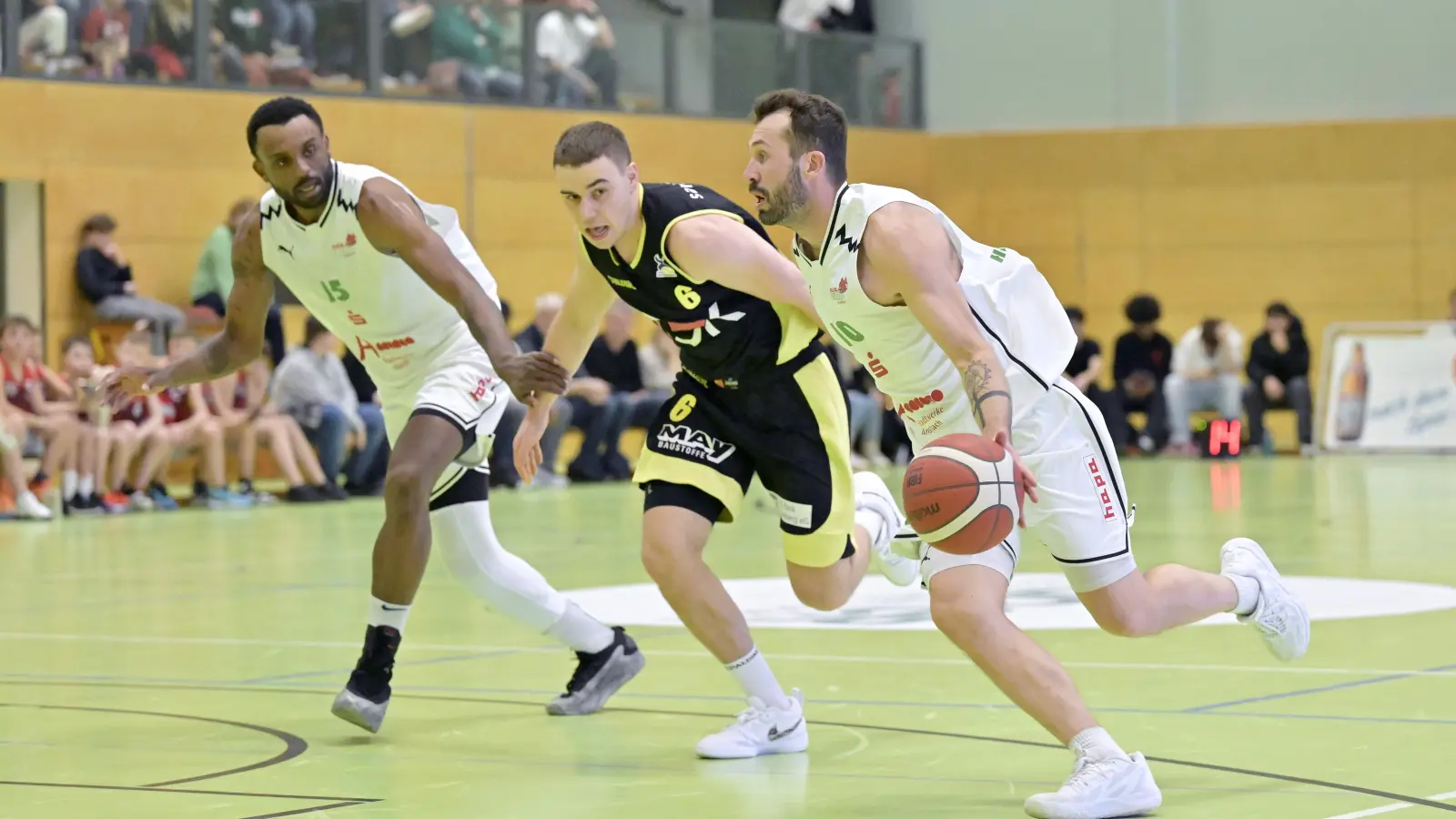 Erfahrener Taktgeber der Ansbacher: Bastian Doreth (am Ball) überläuft den Breitengüßbacher Timo Dippold. Teamkollege Paulo Camilo Junior (links) bietet sich als Anspielstation an. (Foto: Martin Rügner)