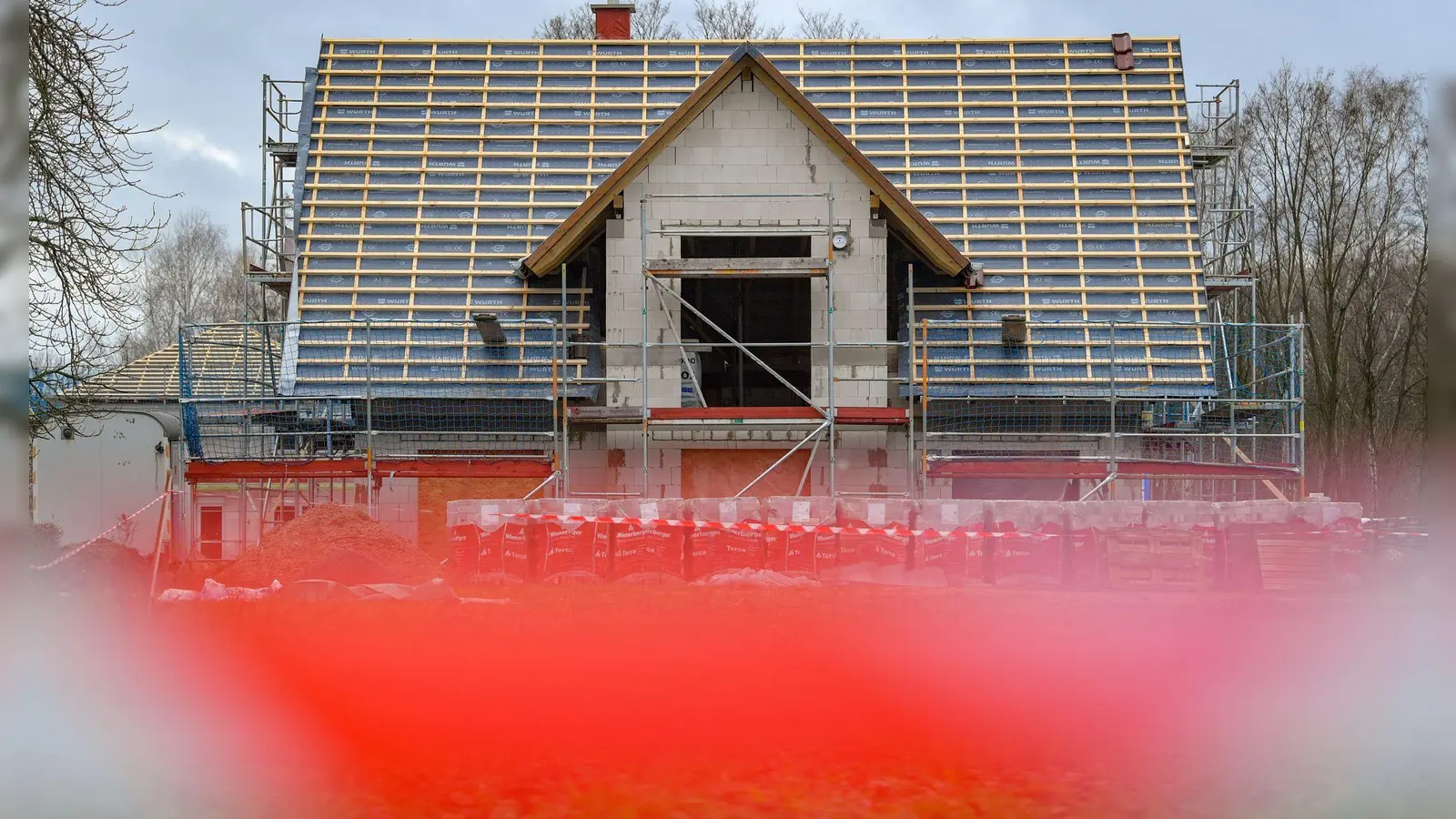 Bei Schlüsselfertigbauten haben private Bauherren das Recht auf eine umfassende Baubeschreibung, die vor Vertragsschluss übergeben werden muss. (Foto: Patrick Pleul/dpa/dpa-tmn)