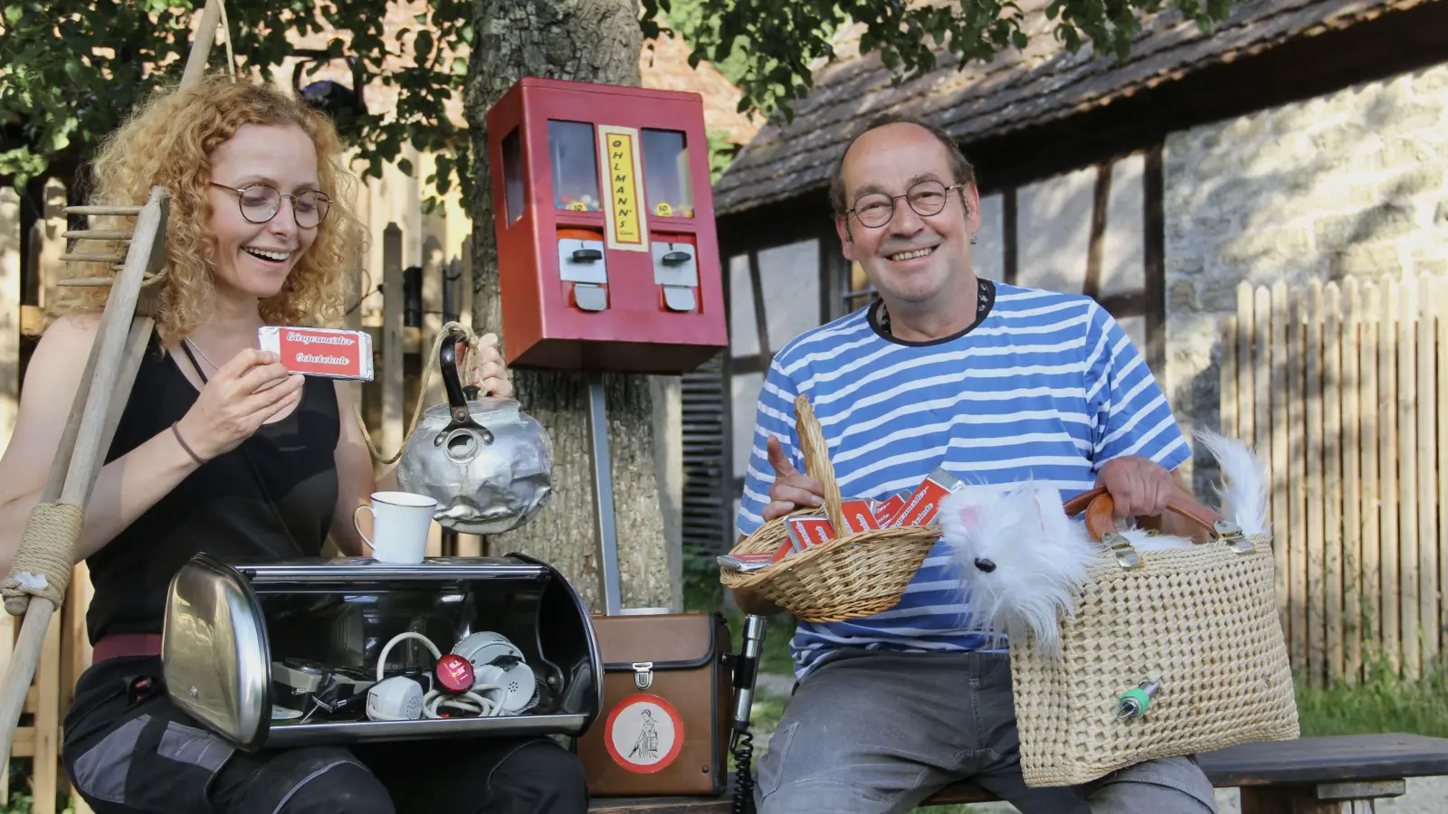 Viel Freude beim Spiel mit den Requisiten haben Nadine Maurer und Rolf Kindler. (Foto: Charlotte Hornauer)