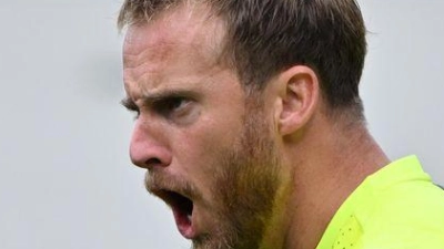 Geht mit seinen Teamkollegen hart ins Gericht: Bayer-Keeper Mark Flekken. (Foto: Harald Tittel/dpa)