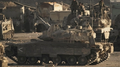 Israelische Panzer an der Grenze zum Gazastreifen.  (Foto: Leo Correa/AP/dpa)
