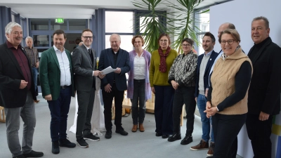 Landrat Dr. Christian von Dobschütz nahm aus den Händen von Leader-Koordinator Ekkehard Eisenhut (Dritter und Vierter von links) den offiziellen Förderbescheid für den Landkreisturm auf der Landesgartenschau entgegen. Das schlichte Papierstück hat einen Gegenwert von 300.000 Euro.  (Foto: Patrick Lauer)