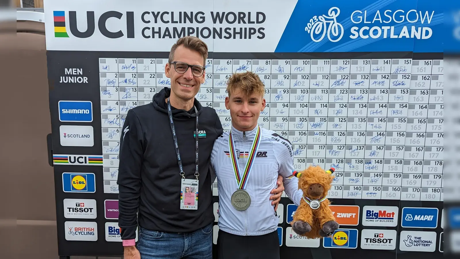 Trainer Christian Schrot und Schützling Paul Fietzke mit Medaille in Schottland. (Foto: CS Sportmarketing)