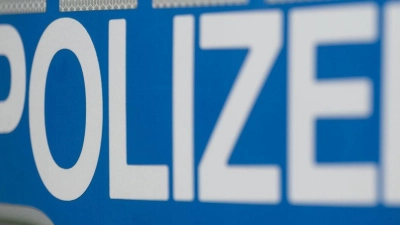 Zahlreiche Beamte regeln in der Nacht den Verkehr und lösen Autokorsos auf. (Symbolbild) (Foto: Marijan Murat/dpa)