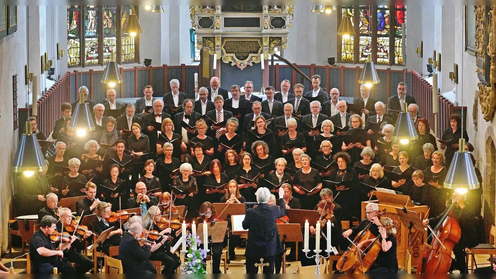 Beim Eröffnungsgottesdienst in St. Johannis: die Ansbacher Kantorei, das Ansbacher Kammerorchester und Solisten. Kirchenmusikdirektor Carl Friedrich Meyer dirigiert die Bachkantate „Gott fähret auf mit Jauchzen”, BWV 43. (Foto: Jim Albright)