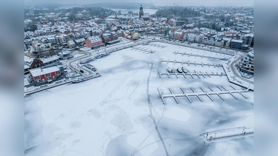 Eis bedeckt derzeit Seen der Mecklenburgischen Seenplatte - auch die Müritz. (Foto: Jens Büttner/dpa)