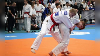 Der Ansbacher Samuel Bischoff (rechts) setzt Jonas Scharping zu einem Hüftwurf an. (Foto: Jörg Bischoff)