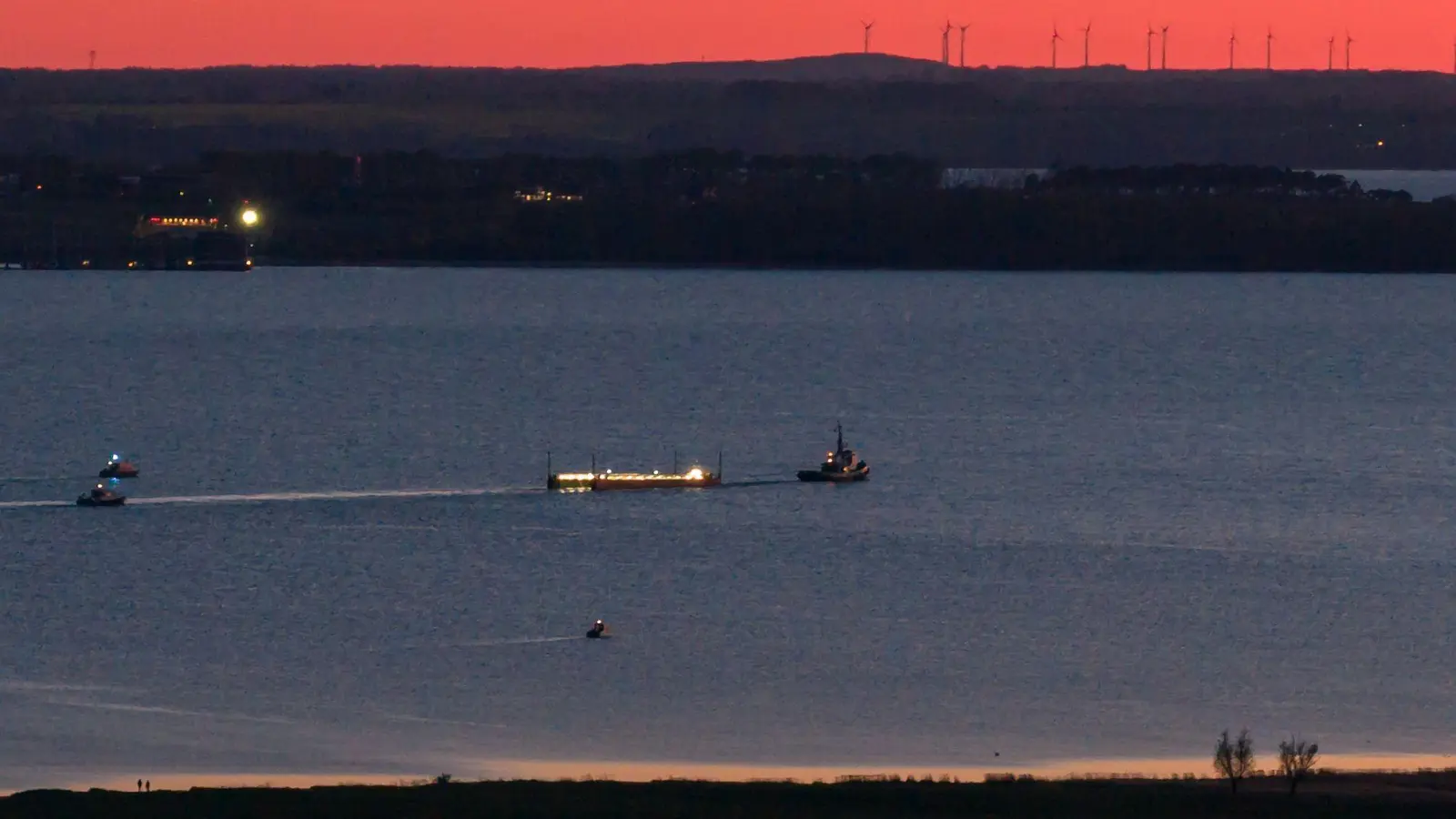 Das Schleppschiff Robin Hood (r) schleppt die Barge in die Ostsee Richtung Fehmarn. (Foto: Bodo Marks/dpa)