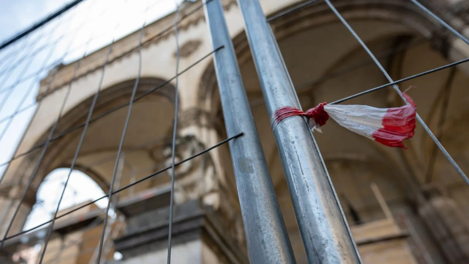 Die Feldherrnhalle ist mit einem Bauzaun abgesperrt. (Foto: Leonie Asendorpf/dpa)