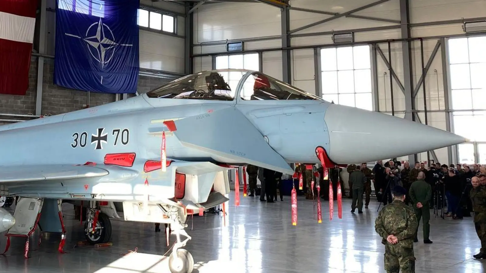 Luftwaffe in Lettland: Soldaten der Bundeswehr neben einem Eurofighter in Lielvarde. (Foto: Alexander Welscher/dpa)