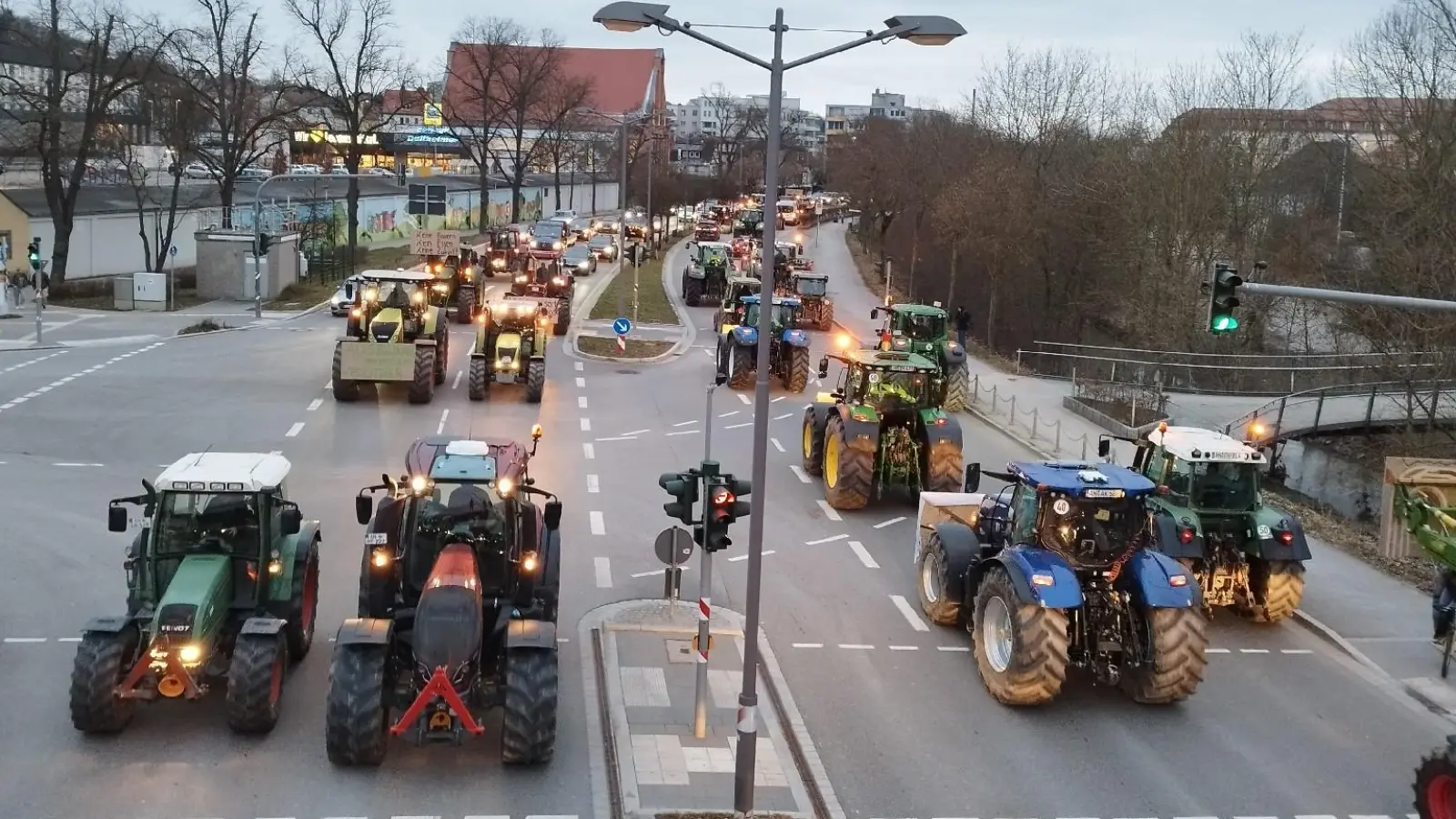 Traktor-Protest auf der Residenzstraße in Ansbach - beidseitig. (Foto: Robert Maurer)