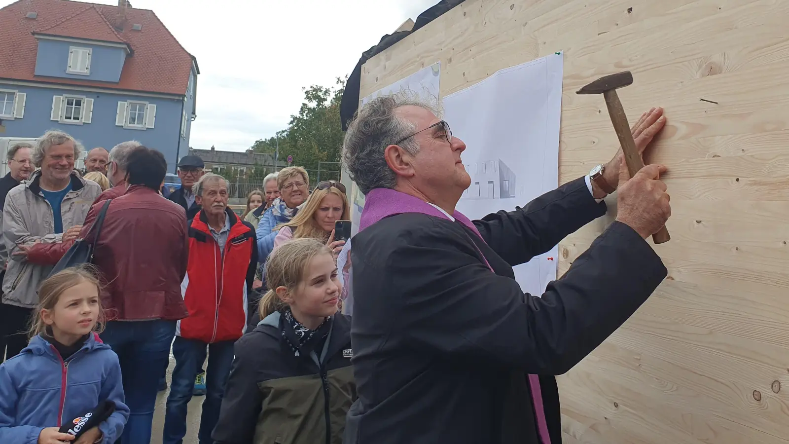 Dekan Jörg Dittmar hier beim symbolischen Nagel-in-die-Wand-Schlagen für das Bad Windsheimer Gemeindehaus.  (Foto: Anna Franck)