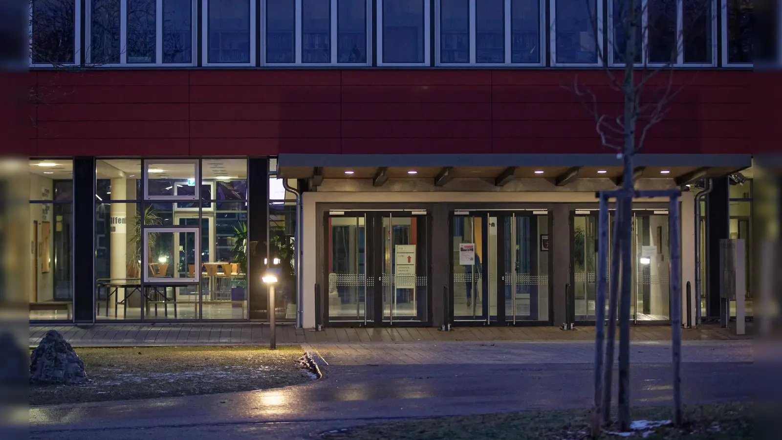 Verschlossene Türen bei der staatlichen Realschule in Herrieden aufgrund von Glatteis. (Foto: Tizian Gerbing)