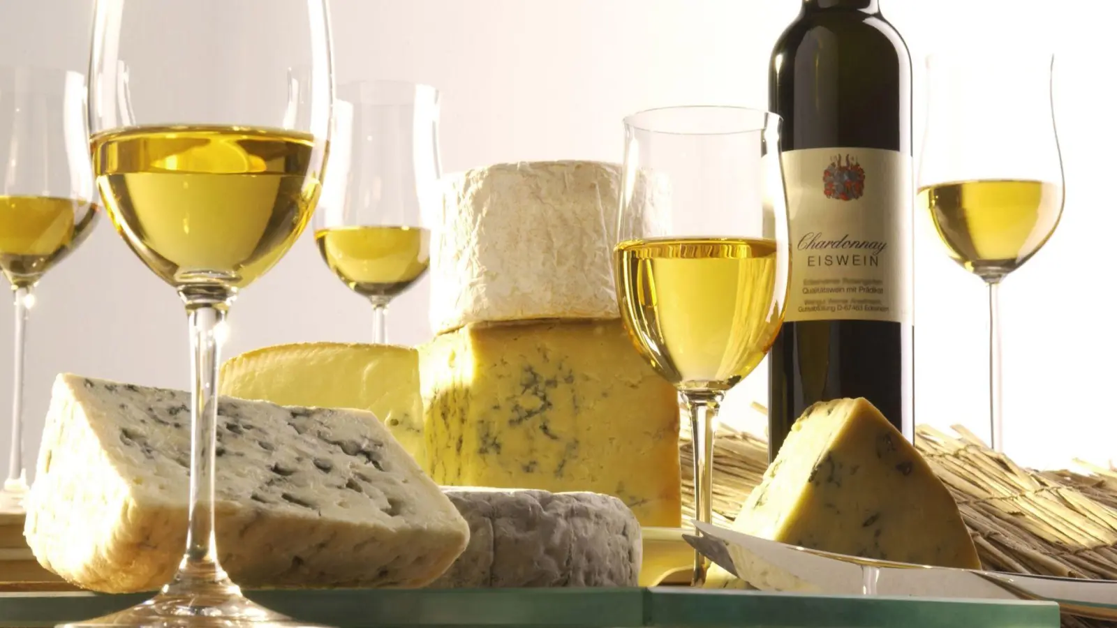 Ob Blauschimmel, Münster, Schafskäse oder Parmigiano Reggiano – Süßwein kann viele Käsearomen verbinden und abfedern. (Foto: Deutsches Weininstitut/www.deutscheweine.de/dpa-tmn)