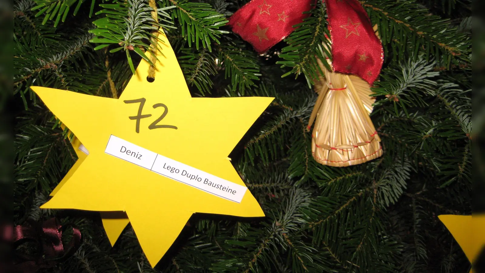 Gelbe Sterne erfüllen bald wieder Kinderträume: Ab sofort können sich Kinder und Jugendliche bis 14 Jahre wieder für die „Wunsch-Sternenbaum“-Aktion bei der Stadt Neustadt anmelden. (Foto: Veronika Polok)