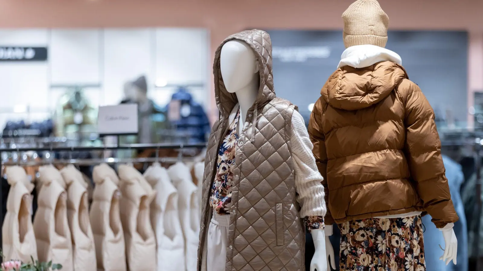 Intersport expandiert weiter - und mischt nun auch im Modehandel mit. (Symbolbild) (Foto: Daniel Karmann/Deutsche Presse-Agentur GmbH/dpa)