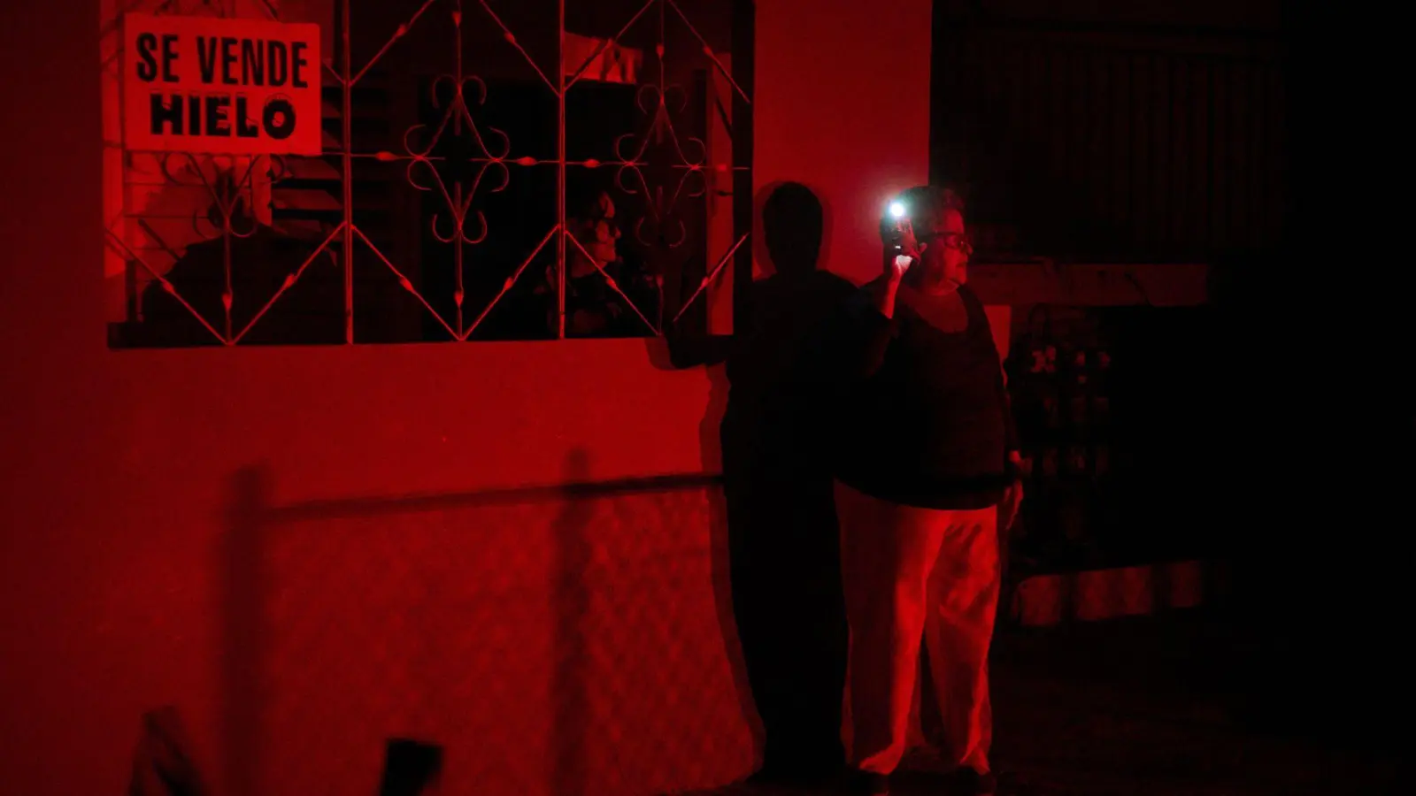 Wegen der Energiekrise müssen die Kubaner seit Jahren täglich stundenlang ohne Elektrizität auskommen. (Archivbild) (Foto: Ramon Espinosa/AP/dpa)