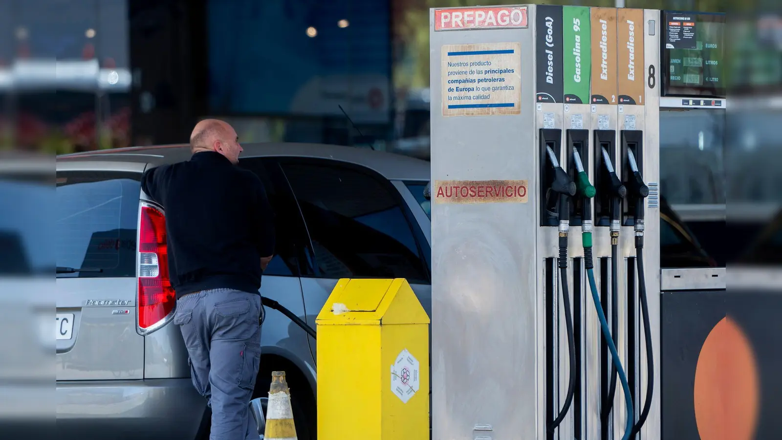 Spaniens Regierung will den Anstieg der Benzin- und Dieselpreise an den Zapfsäulen durch eine Senkung der Mehrwertsteuer bremsen. (Archivbild) (Foto: Alberto Ortega/EUROPA PRESS/dpa)