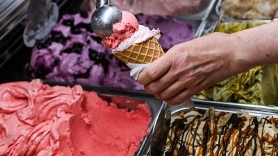 Laut Umfrage bestellen die meisten Verbraucher in Deutschland zwei bis drei Kugeln in der Eisdiele. (Foto: Jens Kalaene/dpa)