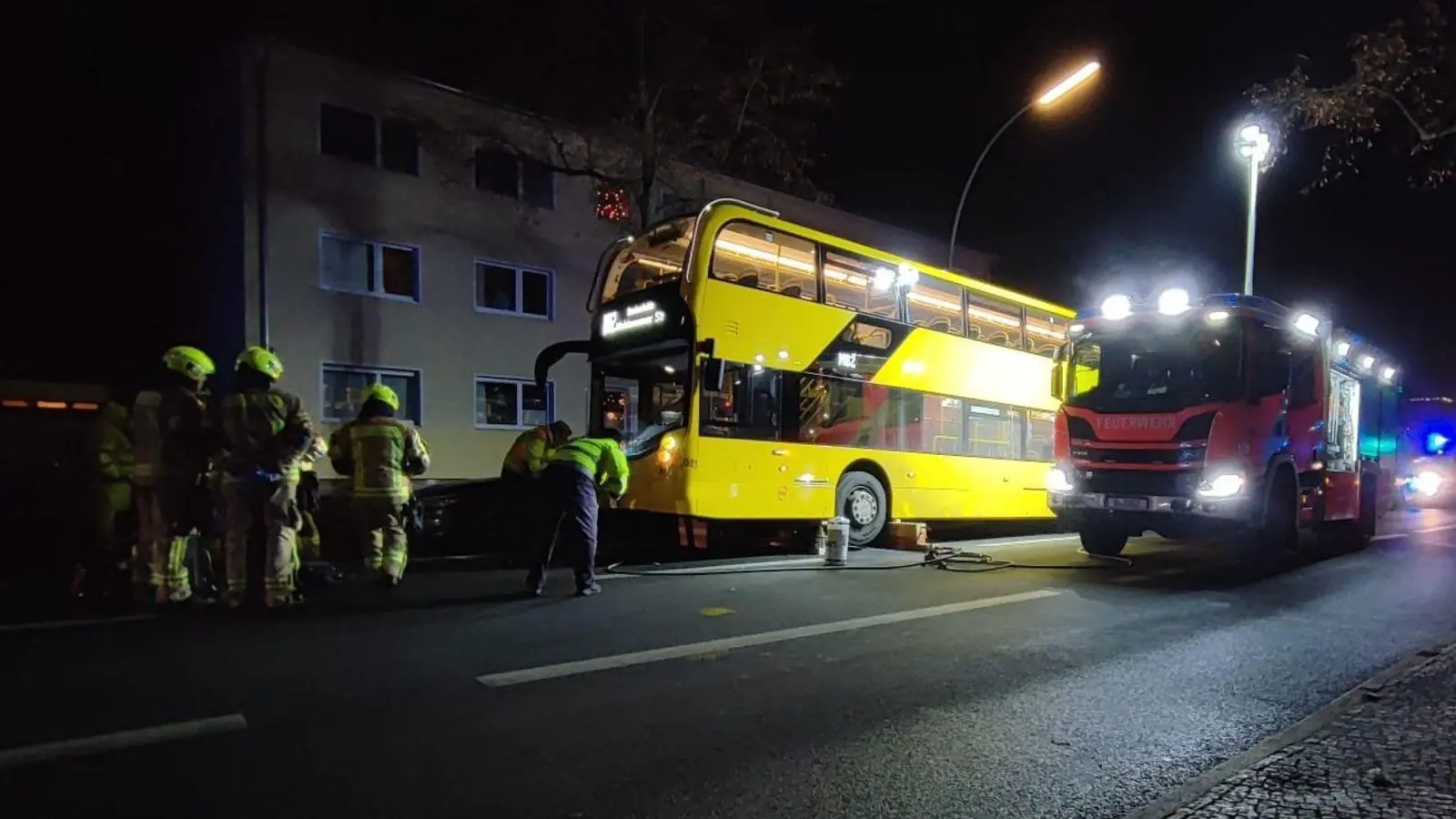 Bei einem schweren Verkehrsunfall mit einem Bus ist eine Jugendliche ums Leben gekommen. (Foto: Dominik Totaro/dpa)