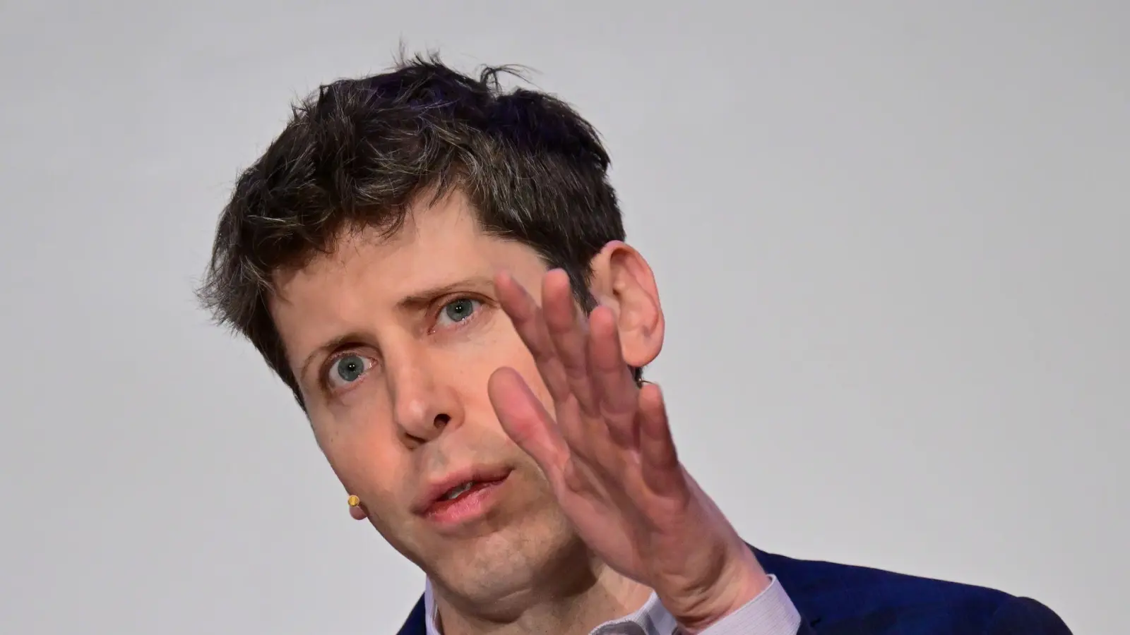 Laut Sam Altman ist der wachsende Energiebedarf für die Anwendungen Künstlicher Intelligenz gerechtfertigt.  (Foto: Sebastian Christoph Gollnow/dpa)