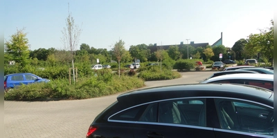 Der Aquella-Parkplatz bietet unter der Woche reichlich Gratis-Parkraum, doch wenn die SpVgg ein Heimspiel hat, wird's regelmäßig eng. (Foto: Winfried Vennemann)