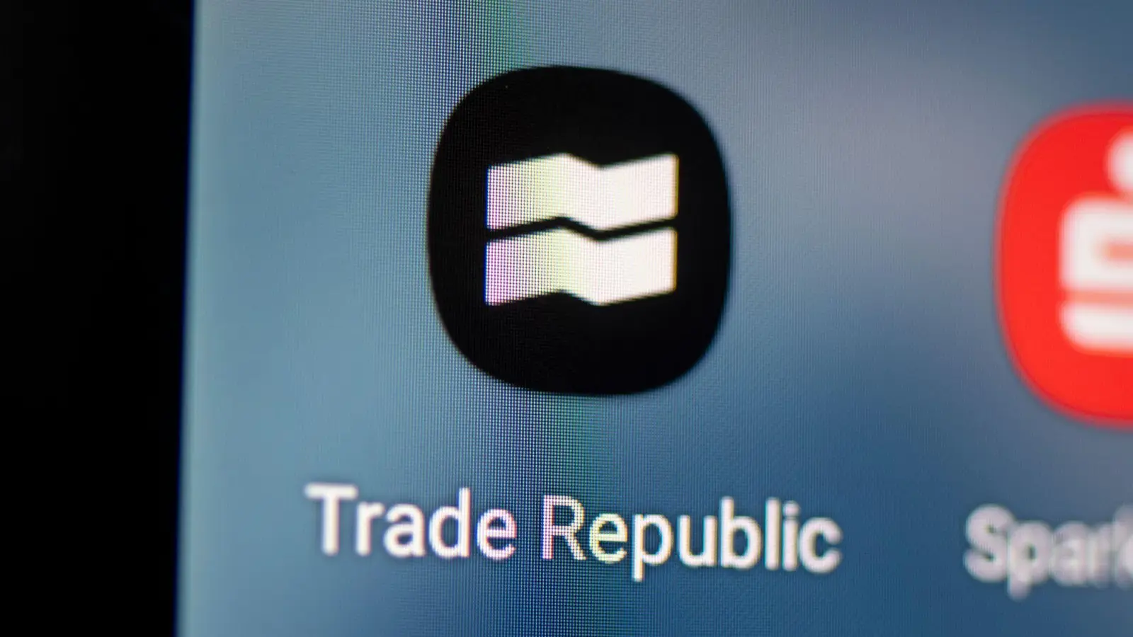 Der Online-Broker Trade Republic arbeitet rein App-basiert. (Archivbild) (Foto: Fabian Sommer/dpa)