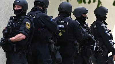Schwerbewaffnete Polizisten am Welfen-Gymnasium in Schongau. (Foto: Lennart Preiss/dpa)