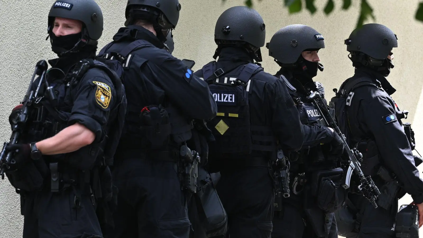 Schwerbewaffnete Polizisten am Welfen-Gymnasium in Schongau. (Foto: Lennart Preiss/dpa)