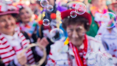 Gut abgesichert durch die fünfte Jahreszeit: Versicherungen bieten Schutz bei Sach- und Personenschäden und können teure Folgen von Unfällen abfedern. (Foto: Rolf Vennenbernd/dpa/dpa-tmn)
