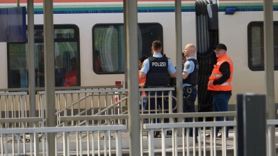 Bahnbedienstete und Polizeibeamte am  Bahnhof in Niederlahnstein. In der Regionalbahn hat es einen Messerangriff auf einen Fahrgast gegeben. (Foto: Thomas Frey/dpa)