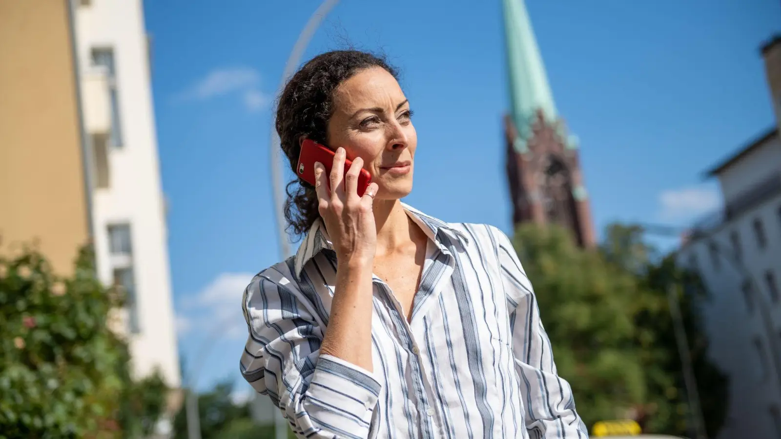 Ohne Smartphone und einen Handyvertrag geht im Alltag nichts mehr. Wer die Tarifangebote vergleicht, kann mitunter viel Geld sparen. (Foto: Zacharie Scheurer/dpa-tmn)