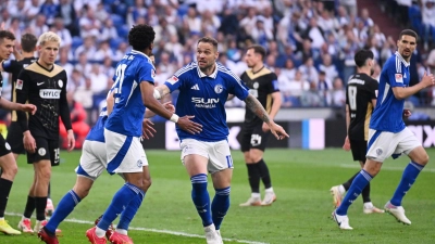 Profi-Comeback am letzten Spieltag: Der ehemalige Bundesliga-Stürmer Pierre-Michel Lasogga (M), der mittlerweile normalerweise für Schalke II in der Regionalliga spielt, wurde von den Schalker Fans gefeiert. (Foto: David Inderlied/dpa)