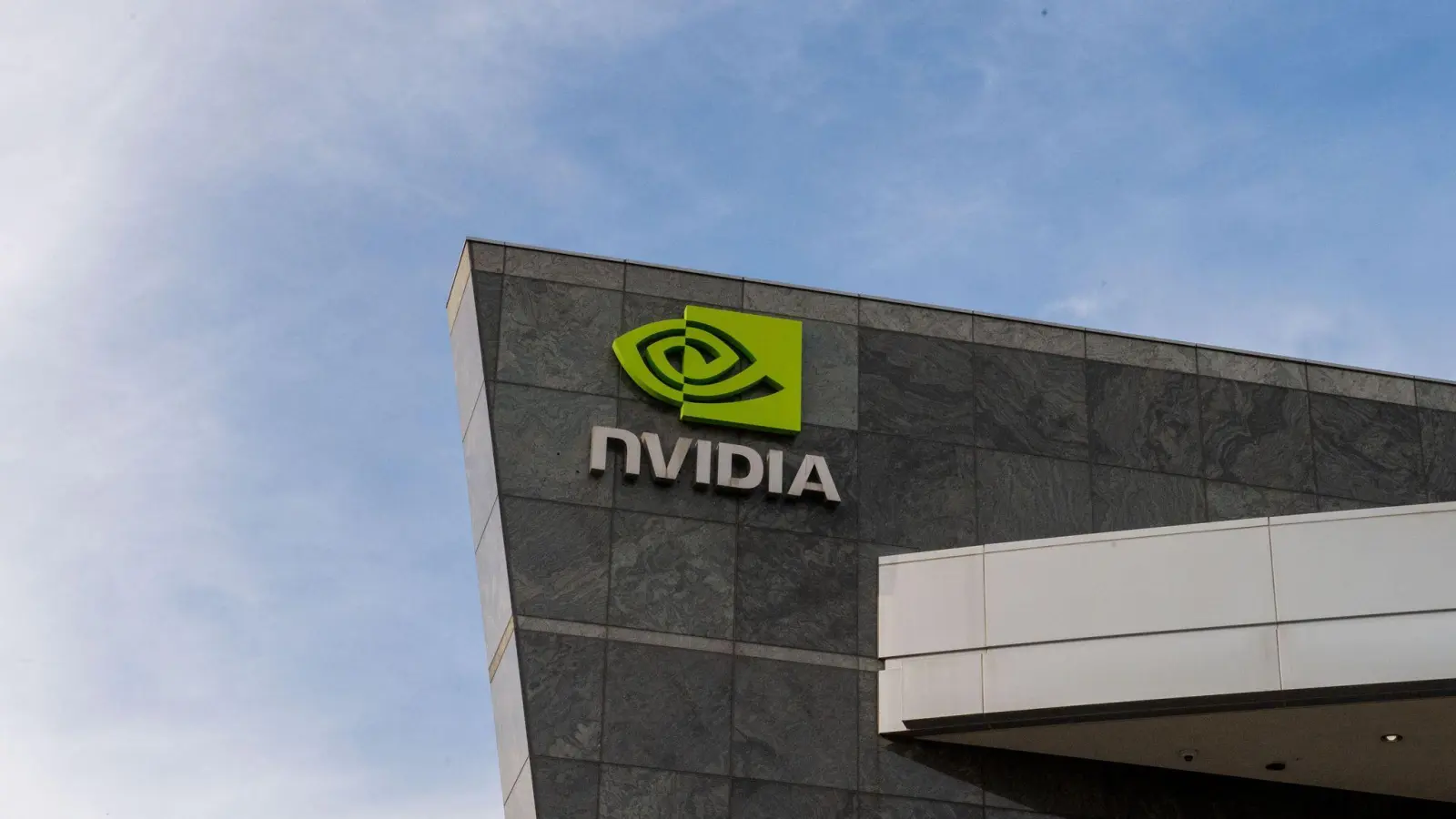 Nvidia profitiert vom KI-Boom, weil Chipsysteme des Konzerns die Hauptrolle in Rechenzentren für Künstliche Intelligenz spielen. (Archivbild) (Foto: Andrej Sokolow/dpa)