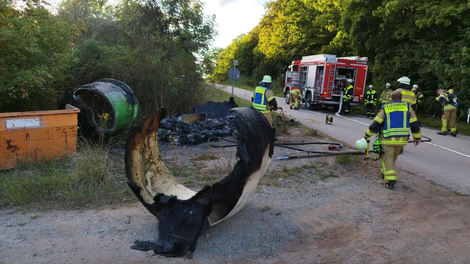 Auf dem Gelände der Bauschuttdeponie hatte ein Stapel von Glascontainern Feuer gefangen. Das Foto zeigt zwei der völlig ausgebrannten Behälter.  (Foto: Robert Maurer)