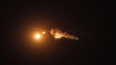 Jede Nacht muss sich die Ukraine gegen Angriffe aus der Luft verteidigen. (Archivbild) (Foto: Evgeniy Maloletka/AP/dpa)