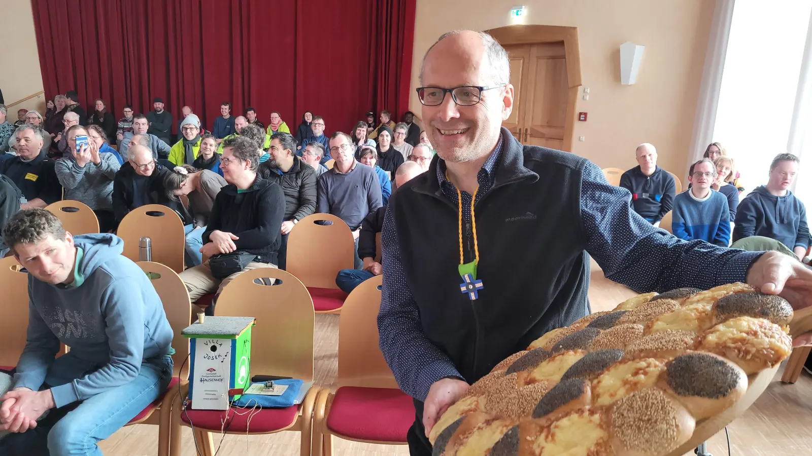 Dr. Konstantin Josek ist während seiner offiziellen Verabschiedung von seinem Team und den Bewohnern der Dorfgemeinschaft reich beschenkt worden. (Foto: Nina Daebel)