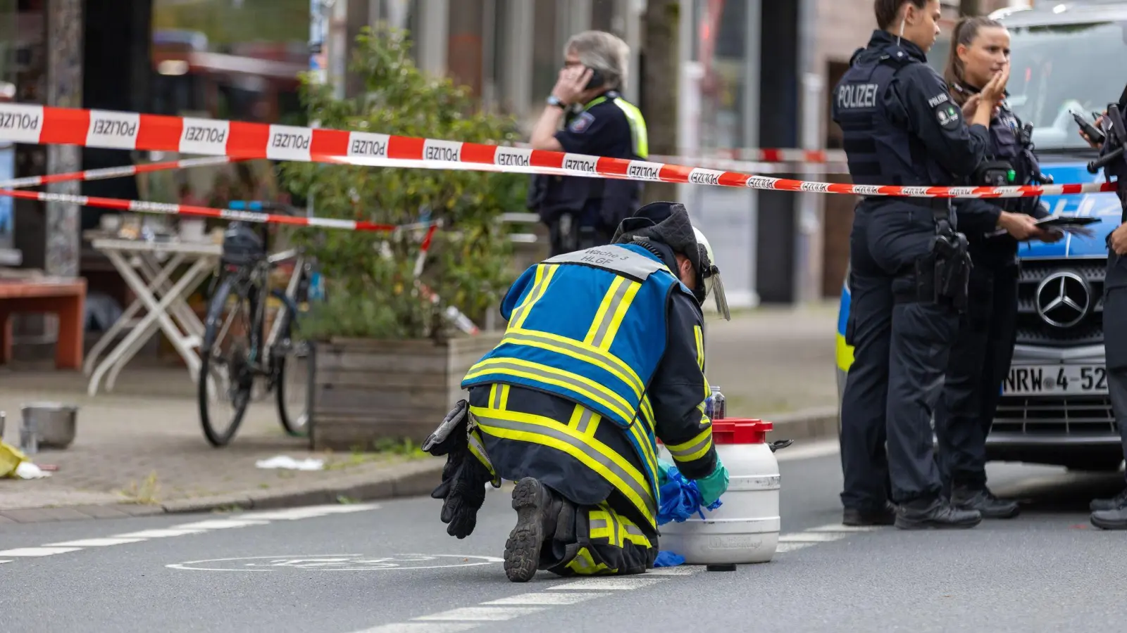 Nach dem Säureangriff in einem Bochumer Café kam es in der Nacht zu einer Durchsuchungsaktion (Foto: Justin Brosch/dpa)