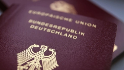 Neue Reisepässe und Personalausweise können sich die Bürger gegen Gebühr demnächst nach Hause schicken lassen. (Symbolbild) (Foto: Karl-Josef Hildenbrand/dpa)