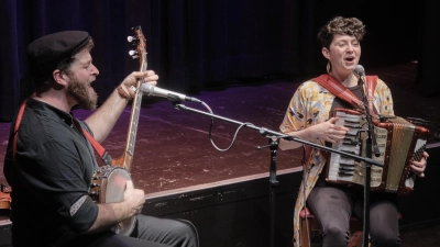 Eine Entdeckung der Ansbacher Kammerspiele für das hiesige Publikum: das Folk- und Weltmusik-Duo Tante Friedl, Dan Wall und Magdalena Kriss. (Foto: Martin Stumpf)