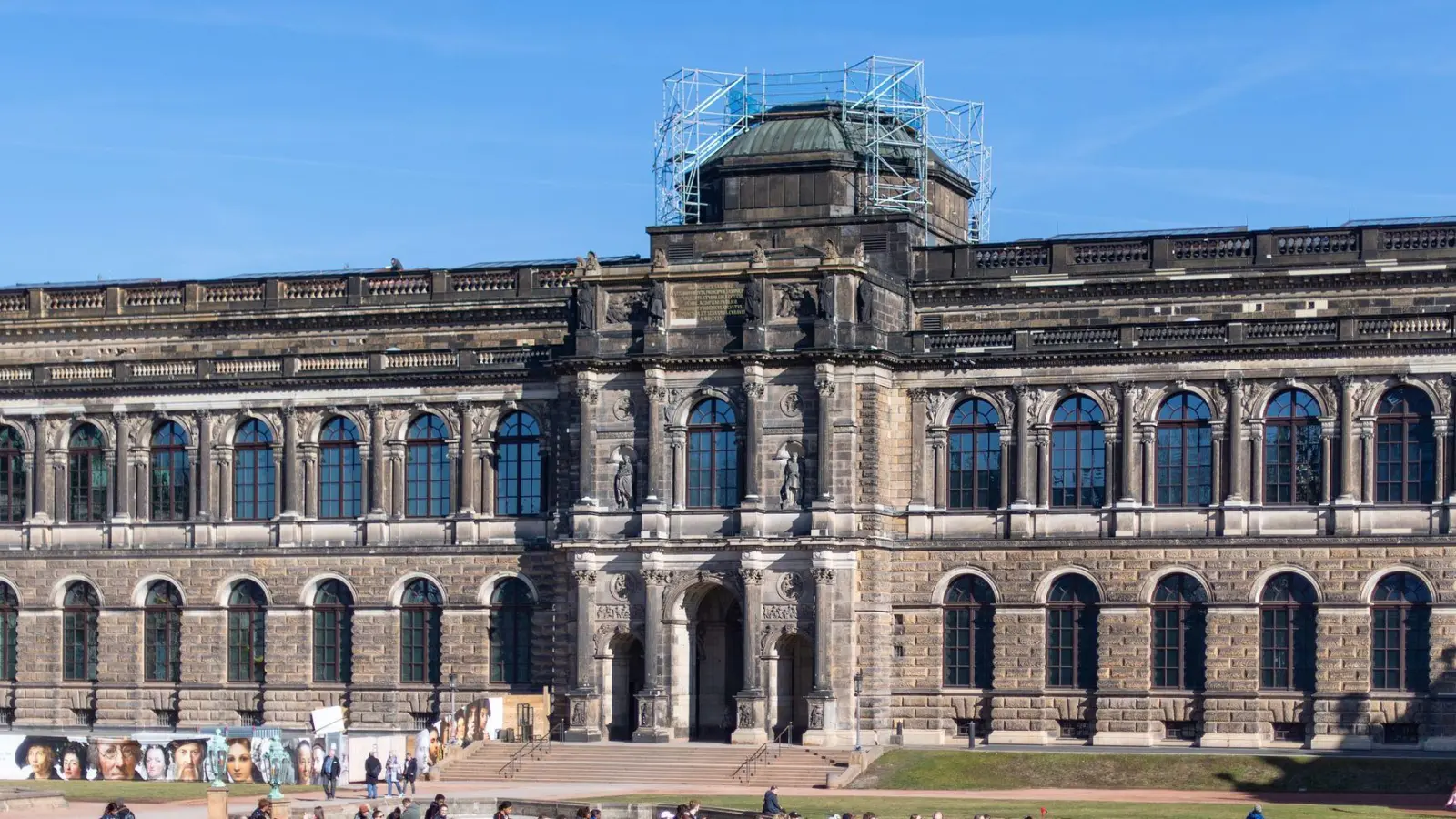 Das nach Dresden zurückgekehrte Werk von Lucas Cranach dem Älteren soll später in der Gemäldegalerie Alte Meister ausgestellt werden (Archivbild).  (Foto: Monika Skolimowska/dpa-Zentralbild/dpa)