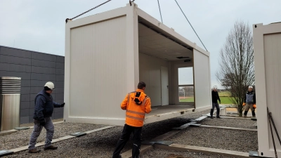 Container kaufen statt mieten will der Landkreis für die Bauphase des Beruflichen Schulzentrums in Bad Windsheim. Insgesamt acht Klassenzimmer sollen die Metallhüllen ersetzen.  (Foto: Nina Daebel)