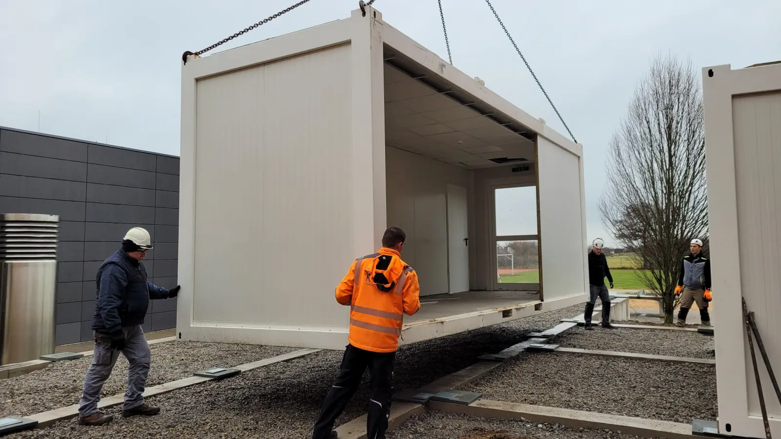 Container kaufen statt mieten will der Landkreis für die Bauphase des Beruflichen Schulzentrums in Bad Windsheim. Insgesamt acht Klassenzimmer sollen die Metallhüllen ersetzen.  (Foto: Nina Daebel)