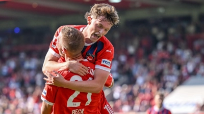 Paul Wanner (o.) und der 1. FC Heidenheim haben einen glänzenden Saisonstart hingelegt. (Foto: Harry Langer/dpa)