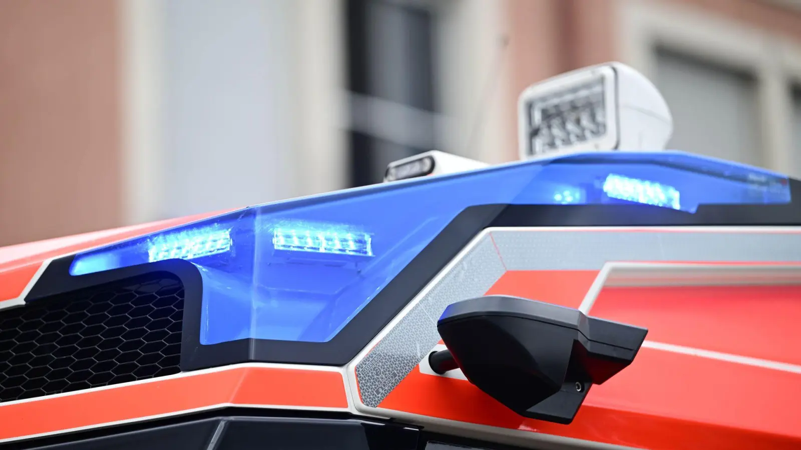 Die Unfallstelle war zur Unfallaufnahme mehrere Stunden gesperrt. (Symbolbild)  (Foto: Bernd Weißbrod/dpa)