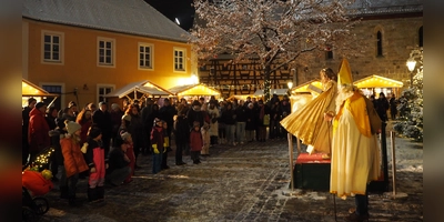 Stimmungsvoll und eingerahmt von zwei Kirchen: Der Weihnachtsmarkt in Feuchtwangen. (Archivbild: Erich Herrmann)